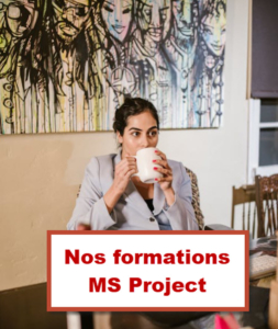 Femme tenant une tasse de café avec un tableau artistique en arrière-plan, promouvant une formation en gestion de projet avec Microsoft Project à Bruxelles.