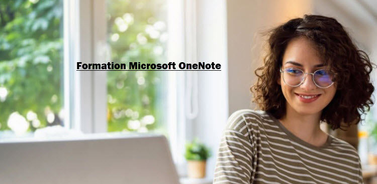 Une femme souriante devant son ordinateur, participant à une formation Microsoft OneNote 365 à Bruxelles, mettant en avant astuces et fonctionnalités.