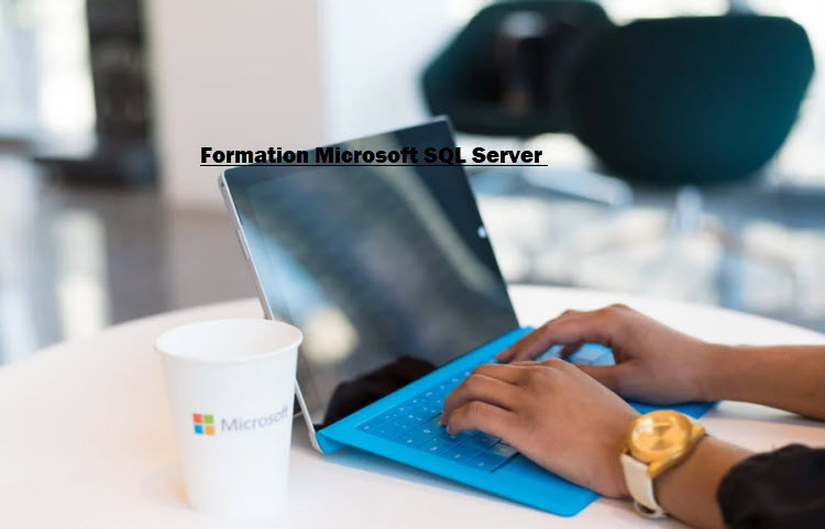 Personne travaillant sur une tablette Microsoft avec un clavier bleu, représentant la formation Microsoft SQL Server à Bruxelles pour la gestion des bases de données.