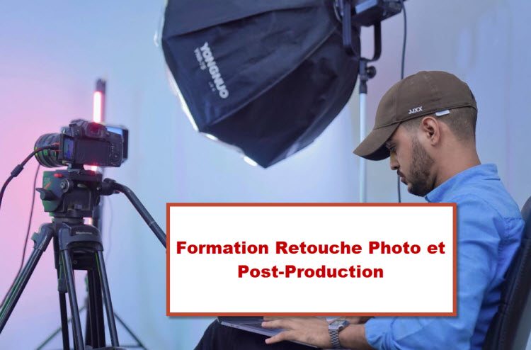 Homme travaillant sur un ordinateur portable dans un studio photo équipé de matériel de prise de vue, illustrant une formation en retouche photo et post-production à Bruxelles.