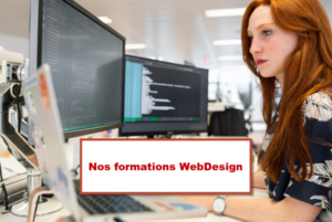 Jeune femme travaillant sur un projet de développement web avec du code affiché sur un double écran, illustrant une formation en WebDesign à Bruxelles.