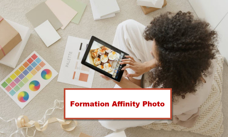 Femme utilisant une tablette pour éditer des images culinaires, représentant la formation Affinity Photo à Bruxelles.