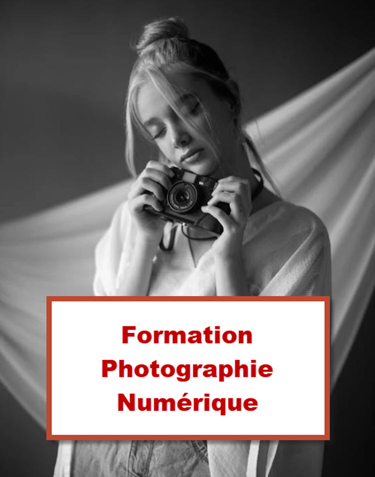 Jeune femme tenant un appareil photo numérique en noir et blanc, illustrant une formation en photographie numérique à Bruxelles.