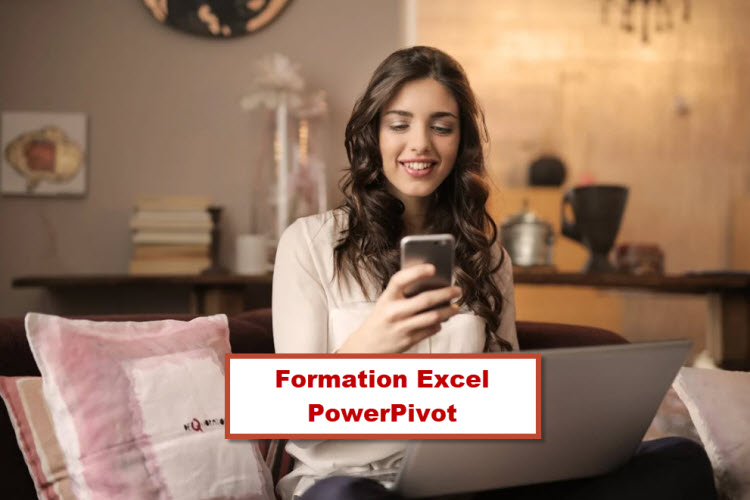 Femme utilisant un ordinateur portable et un smartphone pour suivre une formation Excel PowerPivot avancée à Bruxelles, Belgique, proposée par un centre certifié Microsoft.