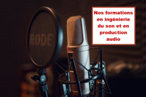 Microphone professionnel RØDE en studio d'enregistrement, illustrant les formations en ingénierie du son et en production audio à Bruxelles, Belgique.