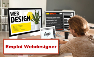 Un webdesigner travaille sur deux écrans d'ordinateur. L'un affiche un projet de design de site web, et l'autre un logo en cours de création. Il utilise des logiciels de design et de typographie.