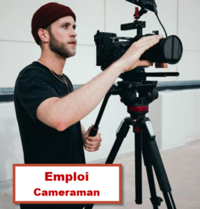 Un cameraman tenant une caméra professionnelle montée sur un trépied, illustrant un emploi de cameraman à Bruxelles proposé par Training Brussels.