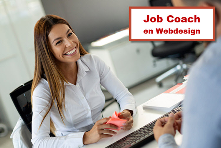 Une coach professionnelle souriante, discutant avec un apprenant au sujet de projets de webdesign, illustrant un job de coach en Webdesign proposé par Training Brussels.