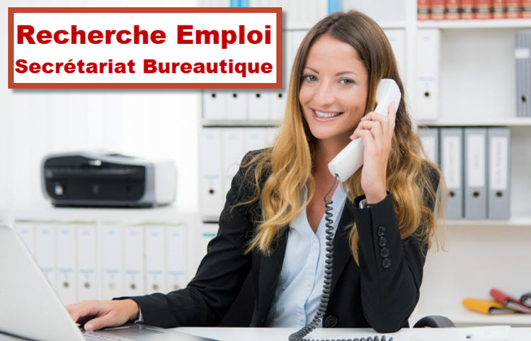 Une assistante en secrétariat bureautique souriante au téléphone, illustrant la recherche d’emploi en secrétariat bureautique proposée par Training Brussels.